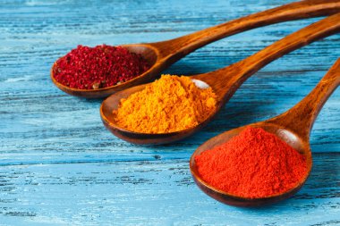 Kaşık ahşap zemin üzerinde zemin baharat