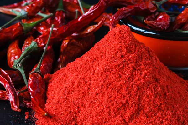 Acı kırmızı biber tozu ahşap arka plan üzerinde beyaz kase