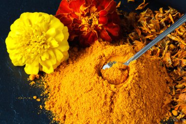 Arduvaz arka plan üzerinde zerdeçal tozu