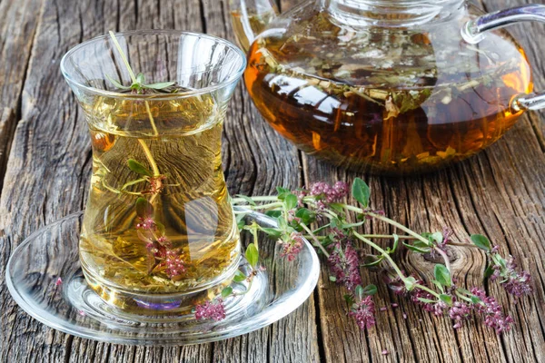 Azerbaycan mutfağı. Özel cam bardak geleneksel çay 