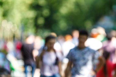 Bulanık arka plan birlikte Park'ta yürüyordunuz insan, 
