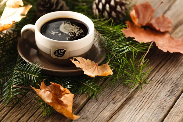 Рождественский фон с чашкой кофе — стоковое фото