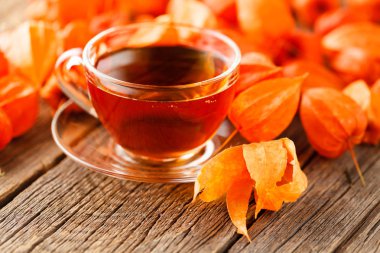 sıcak içecek üzerinde ahşap arka plan sonbahar Kupası