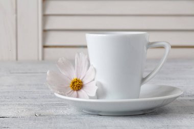 Beyaz arka planda bir fincan kahve.