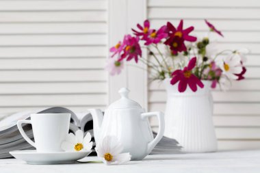 dergi ve içecek kahve ahşap masa üzerinde okuma