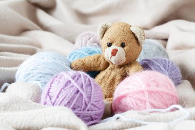 Hobi iğne işi kavramı. El yapımı keçe oyuncak renkli yün CL