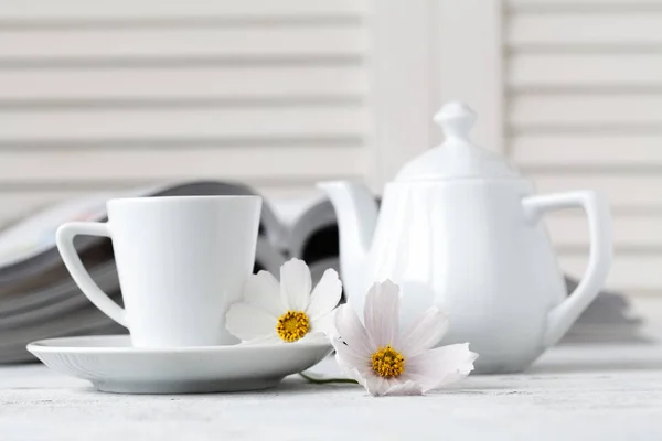 도 서, 블랙 커피는 바람 앞의 컵에 꽃 — 스톡 사진