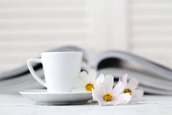 Kopp te på bok med blomst . – stockfoto
