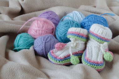 Mutlu anne-babalık kavramı. Bewborn ayakkabı yumuşak zemin üzerine