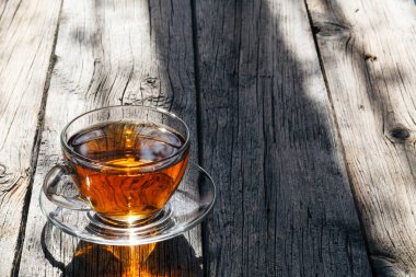 Parlak güneş ışığı altında çay bardak