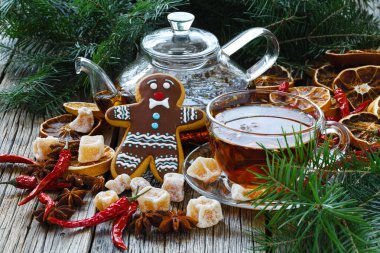 Geleneksel Noel pasta ve çay