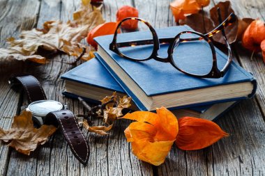 Sonbahar öğrencinin dönem, yaprak ve önyükleme üzerinde ta başlıyor