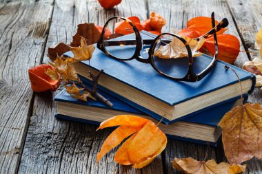 Baharat eğitim rahatla. Sonbahar yaprak ve ahşap masa kitap