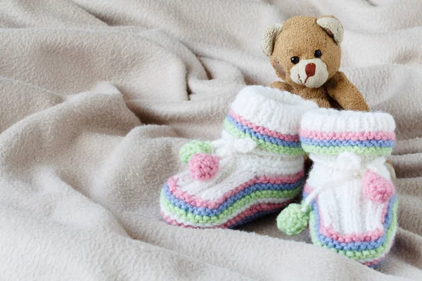 Yeni doğan acessories, yumuşak zemin üzerine küçük Ayakkabı