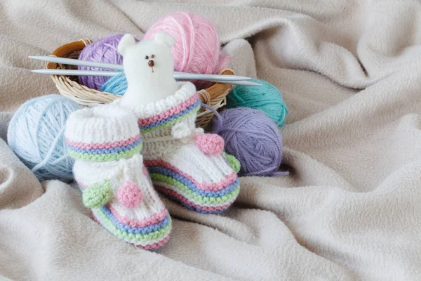 Homemade baby shoes, leisure time on pregnancy — Stock Photo, Image