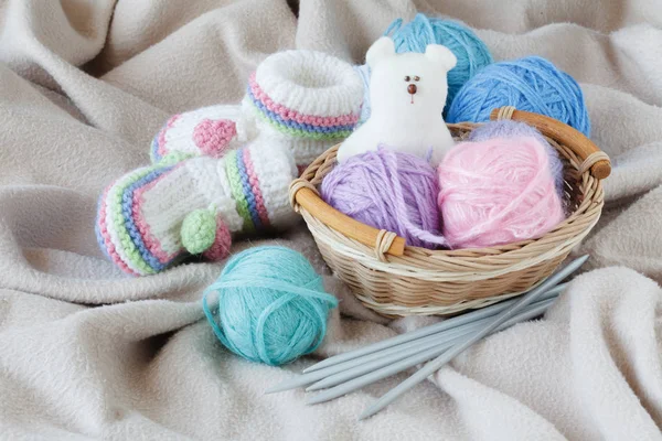 Mutlu anne-babalık kavramı. Bewborn ayakkabı yumuşak zemin üzerine