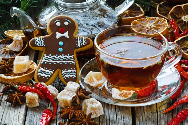 Geleneksel Noel pasta ve çay