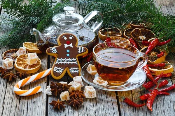 Geleneksel Noel pasta ve çay