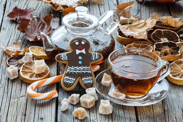 Gingerbread man and christmas tea — Stock Photo, Image