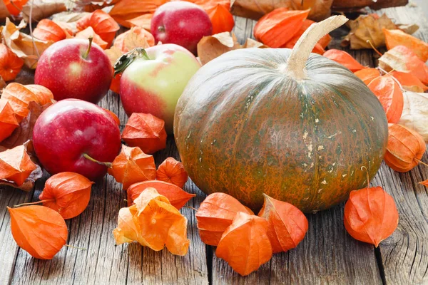 Ahşap masa üzerinde sonbahar hasat