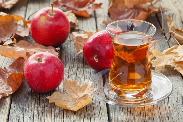 sonbaharda hasat ile tabloda çay bardağı