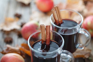 İki bardak baharatlar ile masada sıcak mulled şarap