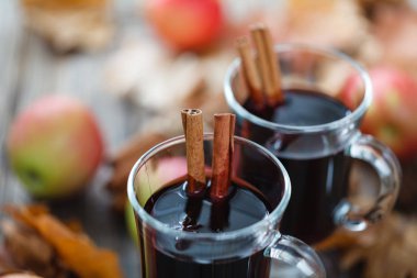 Sıcak kırmızı şarap cam içinde baharatlar ile