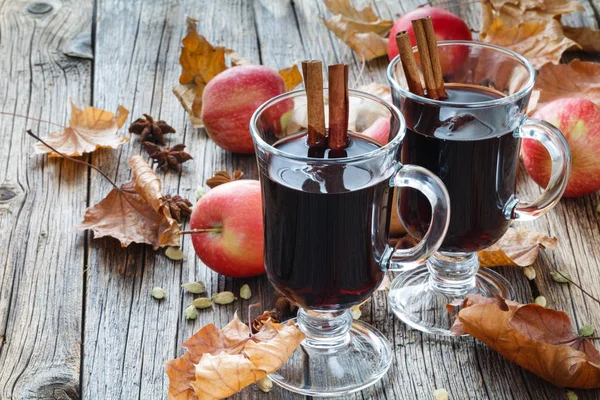 Vinho tinto quente com especiarias em vidro — Fotografia de Stock