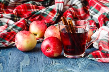 Rahat sonbahar sıcak içecek, mulled şarap