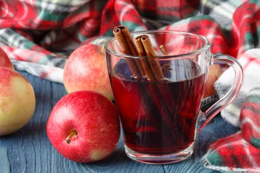 Sıcak alkol içki rahatla baharatlarla, şarap mulled