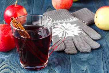 Sıcak mulled şarap ve baharatlar ile Sonbahar zaman