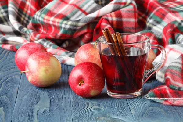 Sıcak mulled şarap ve baharatlar ile Sonbahar zaman