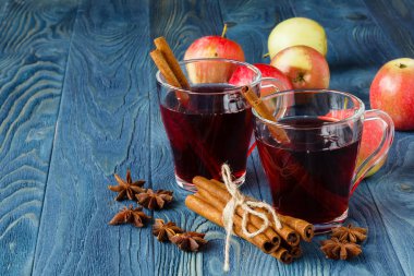 Sıcak alkol içki rahatla baharatlarla, şarap mulled