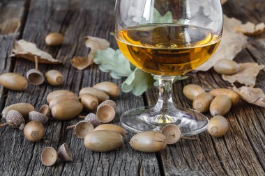 Alkol ile rahatlayın. Sonbahar meşe ve bardak viski