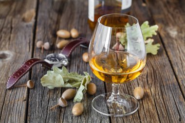 Cam o kehribar rengi viskiyi meşe masada cam 