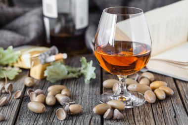 Soğuk sonbahar hava zaman, alkol cam ile rahatla