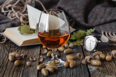 Soğuk sonbahar hava zaman, alkol cam ile rahatla