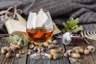 Alkol ile rahatlayın. Sonbahar meşe ve bardak viski