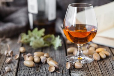 Alkol ile rahatlayın. Sonbahar meşe ve bardak viski