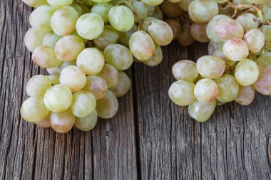 konyak camlı ahşap masa üzerinde üzüm demet