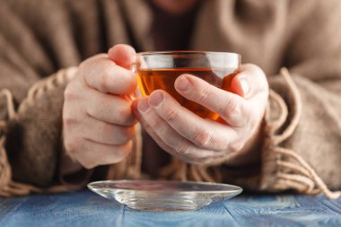 Adam kazak İçecek sıcak çay