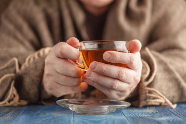 Erkek elinde cam fincan sıcak çay