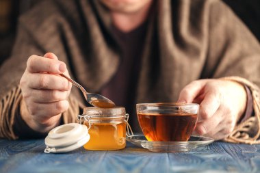 Adam kazak İçecek sıcak çay