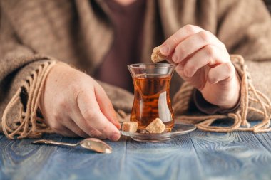 Sıcak çay smaç şeker