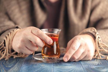 Erkek sıcak çay şeker ekleyin