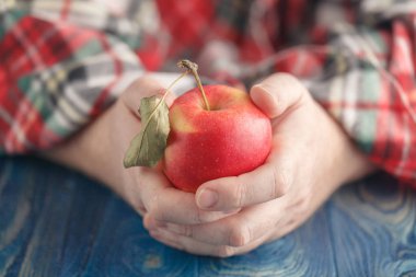 Bir dakika dostum bir elma elinde