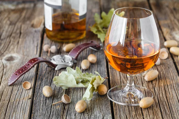 Soğuk sonbahar hava zaman, alkol cam ile rahatla