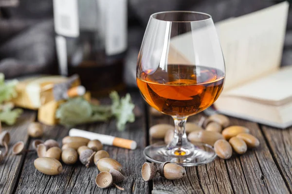 Kitap ve bardak alkol içki iyi akşamlar