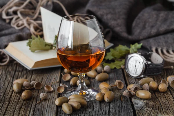 Soğuk sonbahar hava zaman, alkol cam ile rahatla