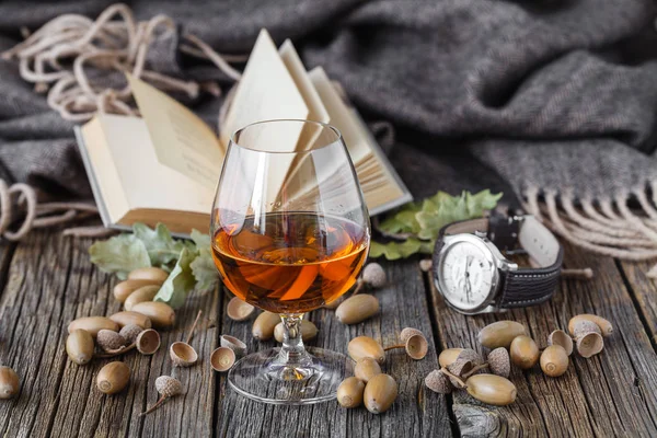 Kitap ve bardak alkol içki iyi akşamlar